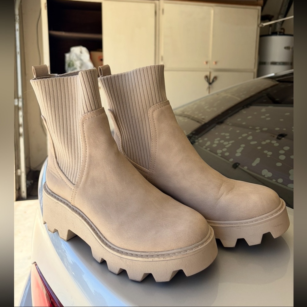 DV by Dulce Vitta Biege Lug Sole Chelsea Boota 8.5